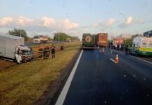 Passageiro de caminhão morre em batida com bitrem de cana em Catanduva