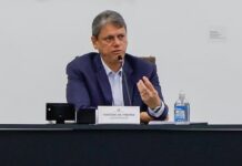 Tarcísio pede desculpas por “brincadeira” em coletiva sobre casos de metanol: “Errei”