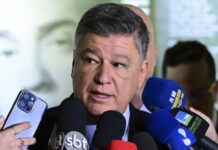 Presidente da CPMI do INSS chora ao falar sobre fraudes contra idosos