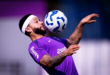 Memphis se reapresenta no Corinthians um dia após faltar a treino por não conseguir sair do RJ