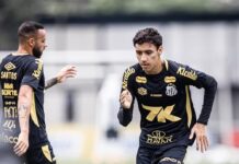 Vojvoda faz testes no meio de campo antes de enfrentar o Corinthians