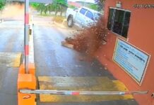 Câmera flagra motorista de caminhonete em alta velocidade batendo em guarita