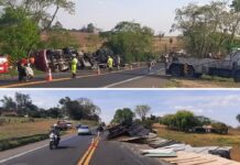 Motorista morre após carreta carregada com placas de madeira tombar na BR-153