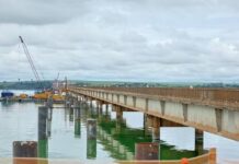 Bombeiros fazem buscas por homem que caiu de ponte em obras de duplicação