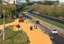 Faixa de rodovia é interditada e causa congestionamento após carreta carregada com milho tombar em Rio Preto