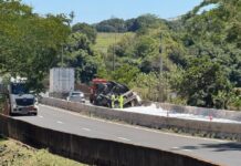 Caminhão com carga de ureia tomba na Rodovia Euclides da Cunha