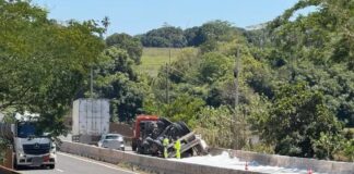 Caminhão com carga de ureia tomba na Rodovia Euclides da Cunha