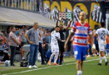 Neymar volta a jogar pelo Santos após 48 dias fora por lesão na coxa