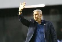 Crespo diz que fica no São Paulo para 2026: “Vamos tentar um ano mais”