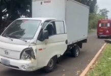Motociclista fica ferido após caminhoneiro desviar de carroça, invadir pista contrária e causar batida