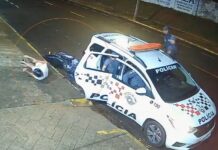 Jovem embriagado bate moto em viatura da PM estacionada em Araçatuba