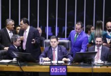 Congresso corta R$ 11,3 bilhões de despesas obrigatórias para turbinar emendas e fundo eleitoral