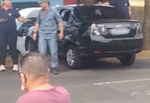 Carro desgovernado com criança no banco traseiro cruza avenida em Araçatuba e vai parar no canteiro central