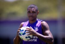 Vitinho acirra briga por vaga de titular no Corinthians e diz: “Estou louco para fazer o meu gol”