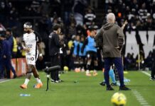 Memphis sai de campo irritado com substituição na final da Copa do Brasil entre Corinthians e Vasco