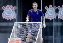 Charles, do Corinthians, é punido pelo STJD por expulsão contra o Bragantino