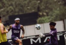 Memphis Depay evolui em recuperação, treina com bola e reforçará Corinthians em semifinal