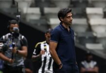 “Terra não está arrasada”: Abel ameniza ano sem títulos e explica reformulação no Palmeiras