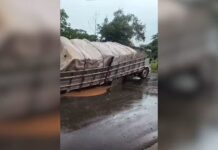 Asfalto cede e caminhão afunda em Votuporanga