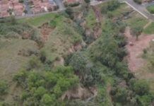 Cratera iniciada há mais de uma década atinge 35 metros de profundidade e ameaça casas em Severínia
