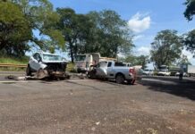 Motorista bate de frente contra caminhonete e provoca interdição total da BR-153