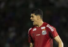 Gabriel Brazão desabafa após Santos sofrer empate no último lance: “Erros custam pontos”