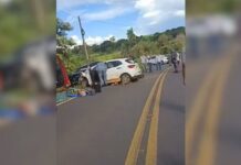 Idoso morre em acidente entre carro e caminhonete