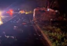 Motoristas morrem em acidente entre carro e Kombi