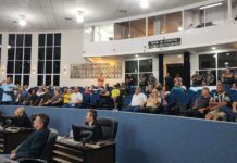 Com Câmara alheia, manifestantes marcam presença e miram casa de Jorge Seba