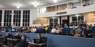 Com Câmara alheia, manifestantes marcam presença e miram casa de Jorge Seba