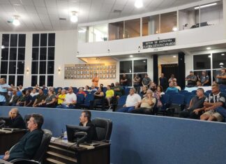 Com Câmara alheia, manifestantes marcam presença e miram casa de Jorge Seba