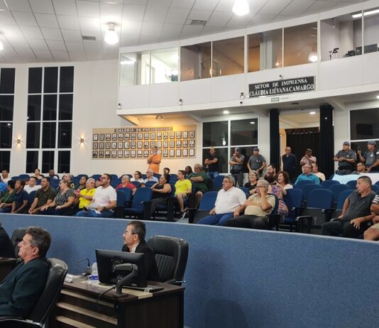 Com Câmara alheia, manifestantes marcam presença e miram casa de Jorge Seba