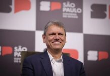 Tarcísio lidera cenários de 1º turno com até 52,8%, diz Paraná Pesquisas