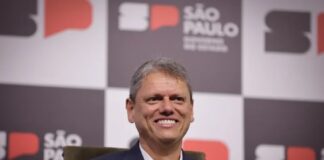 Tarcísio lidera cenários de 1º turno com até 52,8%, diz Paraná Pesquisas