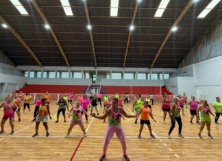 Aulas gratuitas de zumba completam 2 anos com celebração e integração entre alunas