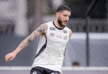 Zé Rafael e Adonis se juntam ao grupo em treino com bola