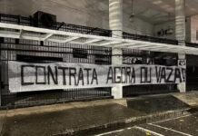 Torcedores protestam contra Marcelo Teixeira e diretoria do Santos: “Já pagou o transferban?”