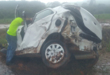 Motorista arremessado de veículo durante capotamento segue na UTI