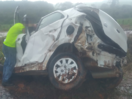 Motorista arremessado de veículo durante capotamento segue na UTI