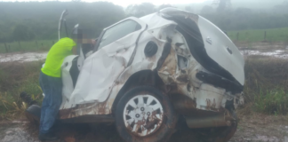 Motorista arremessado de veículo durante capotamento segue na UTI