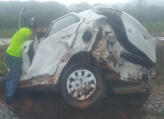 Motorista arremessado de veículo durante capotamento segue na UTI