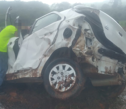 Motorista arremessado de veículo durante capotamento segue na UTI