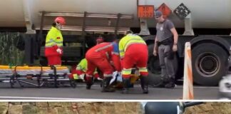 Motociclista sofre fratura exposta ao cair embaixo de caminhão
