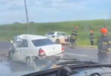 Mulher morre após batida frontal entre carros em Olímpia