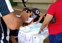 Manifestantes protestam contra o aumento da conta de água em Votuporanga