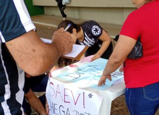 Manifestantes protestam contra o aumento da conta de água em Votuporanga