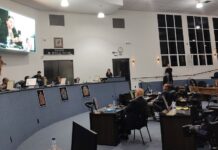 Débora Romani volta a criticar vazamentos de água, esgoto e se ‘estranha’ com Ricardo Bozo