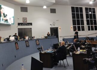 Débora Romani volta a criticar vazamentos de água, esgoto e se ‘estranha’ com Ricardo Bozo