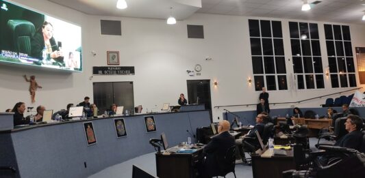 Débora Romani volta a criticar vazamentos de água, esgoto e se ‘estranha’ com Ricardo Bozo