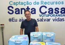 Aposentada doa centenas de fraldas para a Santa Casa de Votuporanga
